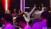 Momen mencuri perhatian pun terjadi di sela-sela debat. Salah satunya adalah saat Raffi Ahmad selfie bareng Alam Ganjar. 