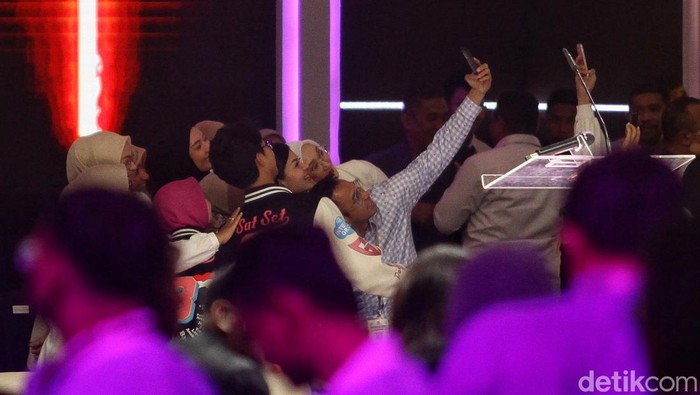 Momen mencuri perhatian terjadi di sela-sela Debat Kelima Pilpres 2024. Salah satunya adalah momen selfie Raffi Ahmad dan Alam Ganjar, Minggu (4/2/2024).