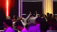 Keduanya nampak semringah berfoto. Sebagai informasi, debat kali ini mengangkat tema Kesejahteraan Sosial, Kebudayaan, Pendidikan, Teknologi Informasi, Kesehatan, Ketenagakerjaan, Sumber Daya Manusia dan Inklusi. 