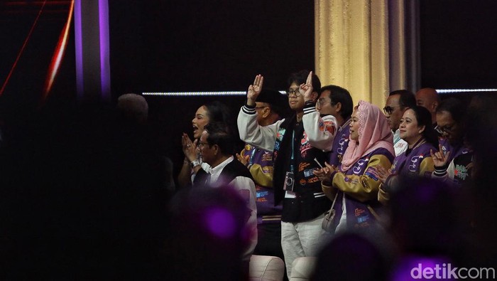 Momen Raffi Ahmad Selfie Bareng Alam Ganjar di Sela-sela Debat Capres Momen mencuri perhatian terjadi di sela-sela Debat Kelima Pilpres 2024. Salah satunya adalah momen selfie Raffi Ahmad dan Alam Ganjar, Minggu (4/2/2024).