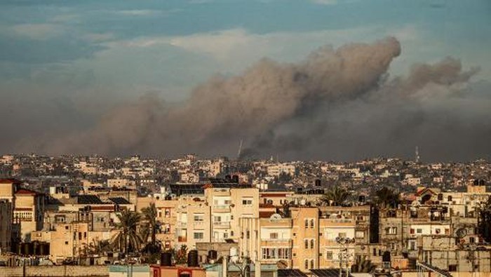 A picture taken from Rafah in the southern Gaza Strip shows smoke rising over buildings in Khan Yunis during Israeli bombardment on February 2, 2024, as fighting continues between Israel and the Palestinian Hamas group. (Photo by Said KHATIB / AFP)