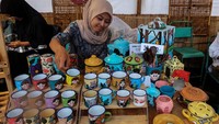 Perajin menunjukkan produk kerajinan di pameran Jawara UMKM, Sabtu (3/2/2024).