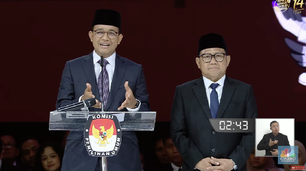 Pasangan Capres-Cawapres Anies Baswedan dan Muhaimin Iskandar saat debat Capres di JCC Senayan, Jakarta, Minggu (4/2/2024). (Tangkapan layar Youtube KPU)