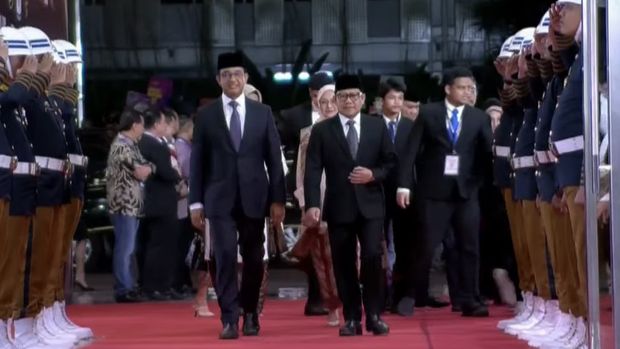 Pasangan Capres-Cawapres Anies Baswedan dan Muhaimin Iskandar tiba di JCC Senayan, Jakarta, Minggu (4/2/2024). (Tangkapan Layar youtube CNN Indonesia)
