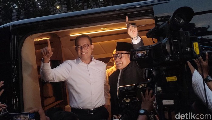 Paslon Anies Baswedan dan Muhaimin Iskandar bertemu di kawasan Senayan jelang debat pilpres. Mereka menunjukkan light stick ke pendukung. (Dwi Rahmawati/detikcom)