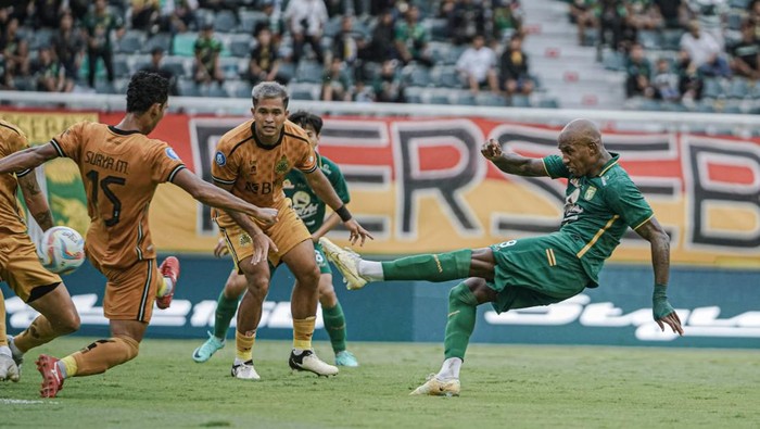 Paulo Henrique saat mencetak gol untuk Persebaya