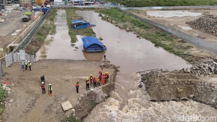 Pencarian pekerja proyek yang terseret arus banjir di Cilegon.