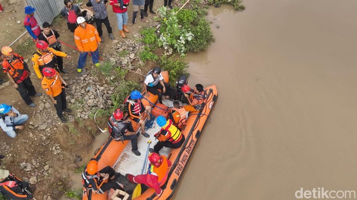 Pencarian pekerja proyek yang terseret arus banjir di Cilegon.