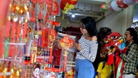 Penjualan pernak-pernik meningkat jelang perayaan Tahun Baru Imlek 2575. Pernak-pernik seperti hiasan dinding, lampion, dan angpau itu dijual dengan harga Rp 5 ribu hingga Rp 1,5 juta.
