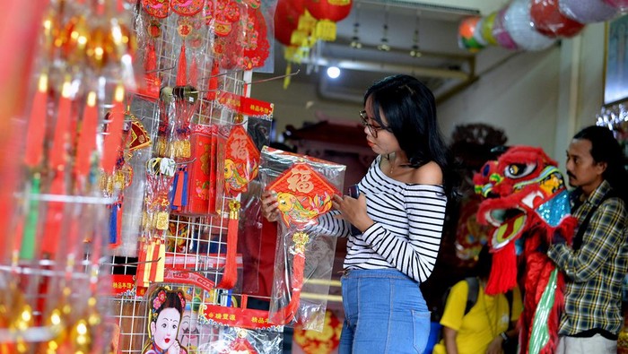 Warga memilih pernak-pernik Imlek di Denpasar, Bali, Sabtu (3/2/2024). Penjualan pernak-pernik Imlek seperti hiasan dinding, lampion dan angpau yang dijual dengan harga Rp5 ribu hingga Rp1,5 juta itu meningkat jelang perayaan Tahun Baru Imlek 2575. ANTARA FOTO/Fikri Yusuf/rwa.