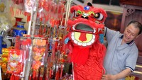 Pedagang menata pernak-pernik khas Imlek di Denpasar, Bali, Sabtu (3/2/2024).
