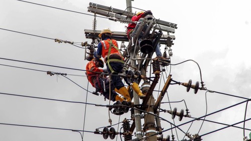 Petugas melakukan perawatan jaringan listrik di Jalan Ahmad Yani, Sidoarjo, Jawa Timur, Minggu (4/2/2024). Perawatan dan pemeliharaan jaringan listrik secara berkala untuk menjamin sistem beroperasi secara optimal dalam meningkatkan pelayanan pelanggan. ANTARA FOTO/Umarul Faruq/aww.