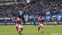Namun sayang, Persib Bandung gagal mempertahankan keunggulannya. Persis berhasil bangkit hingga sukses menyamakan kedudukan menjadi 2-2 (Foto: Wisma Putra/detikJabar).