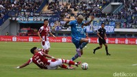 Duel seru antara Persib Bandung Vs Persis Solo tersaji di Stadion Gelora Bandung Lautan Api (Foto: Wisma Putra/detikJabar).