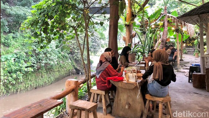 Pipir Lepen, kafe hidden gem pinggir sungai di Pasar Bunga Splendid Malang
