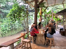 Pipir Lepen, Kafe Hidden Gem Pinggir Sungai di Pasar Bunga Splendid Malang