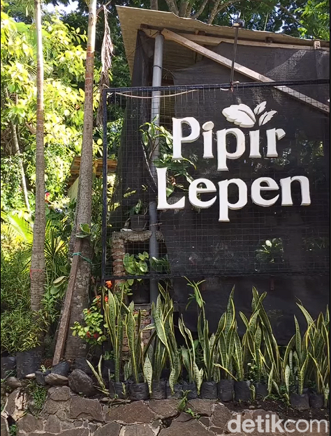 Pipir Lepen, kafe hidden gem pinggir sungai di Pasar Bunga Splendid Malang
