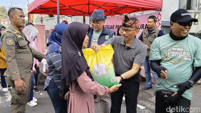 Pj Bupati Kuningan R Iip Hidajat turun langsung dalam kegiatan Gelar Pangan Murah (GPM) di acara Car Free Day (CFD) di depan pendopo bupati.