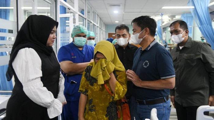 Pj Gubsu Hasanuddin saat menjenguk Sakira di RS Mitra Sejati Medan. (Foto: Diskominfo Sumut)