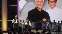 Seperti penampilan pada Debat Capres-Cawapres sebelumnya, Ganjar-Mahfud mengenakan produk-produk lokal sebagai bentuk dukungan kepada ekonomi kerakyatan agar terus berdaya saing. 
