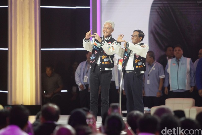 Sekali lagi, pasangan yang didukung partai koalisi PDI-P, PPP, Perindo, dan Hanura ini berdebat dalam gaya. Di debat terakhir Pilpres 2024, mereka memilih jaket varsity keluaran Rawtype Riot jenama yang pernah viral berkat Presiden Joko Widodo. (Foto: Ari Saputra/detikcom)