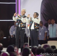 Sekali lagi, pasangan yang didukung partai koalisi PDI-P, PPP, Perindo, dan Hanura ini berdebat dalam gaya. Di debat terakhir Pilpres 2024, mereka memilih jaket varsity keluaran Rawtype Riot jenama yang pernah viral berkat Presiden Joko Widodo. (Foto: Ari Saputra/detikcom)