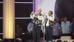 Potret Ganjar-Mahfud Pamer Jaket Varsity di Debat Capres Terakhir