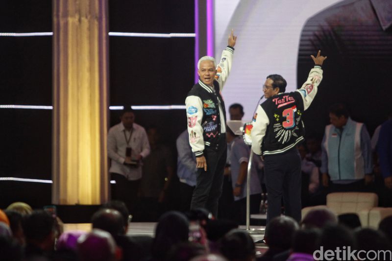 Paslon capres-cawapres nomor urut 3 Ganjar-Mahfud kembali mencuri perhatian di arena debat pilpres. Kali ini mereka pamer jaket varsity, Minggu (4/2/2024).