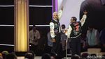 Potret Ganjar-Mahfud Pamer Jaket Varsity di Debat Capres Terakhir