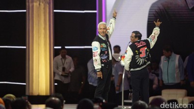 Potret Ganjar-Mahfud Pamer Jaket Varsity di Debat Capres Terakhir