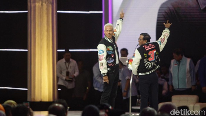 Paslon capres-cawapres nomor urut 3 Ganjar-Mahfud kembali mencuri perhatian di arena debat pilpres. Kali ini mereka pamer jaket varsity, Minggu (4/2/2024).