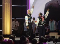 Potret Ganjar-Mahfud Pamer Jaket Varsity di Debat Capres Terakhir