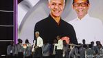 Potret Ganjar-Mahfud Pamer Jaket Varsity di Debat Capres Terakhir