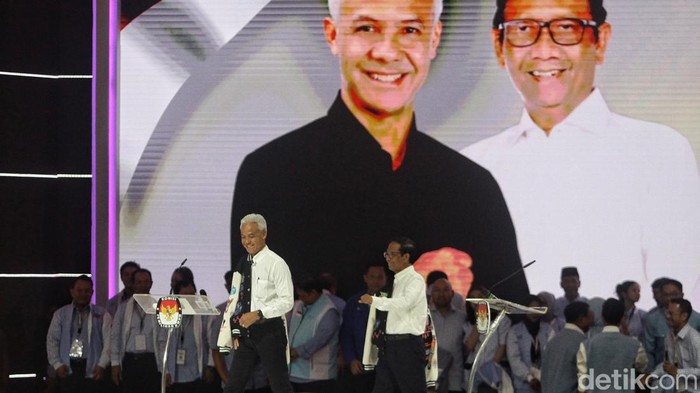 Potret Ganjar-Mahfud Pamer Jaket Varsity di Debat Capres Terakhir Paslon capres-cawapres nomor urut 3 Ganjar-Mahfud kembali mencuri perhatian di arena debat pilpres. Kali ini mereka pamer jaket varsity, Minggu (4/2/2024).