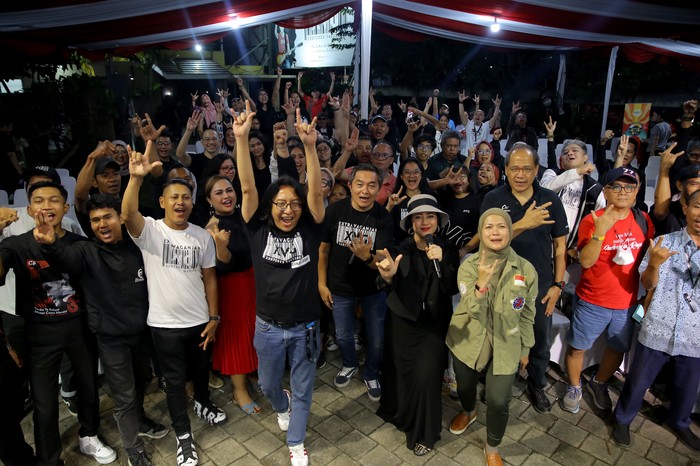 Potret Keseruan Nobar Relawan di Rumah Kita XVG Kelompok relawanΒ pendukung pasanganΒ GanjarΒ Pranowo-MahfudΒ Md kembali menggelar Nobar debat Capres pamungkasΒ di Rumah KITA XVG, Jakarta.