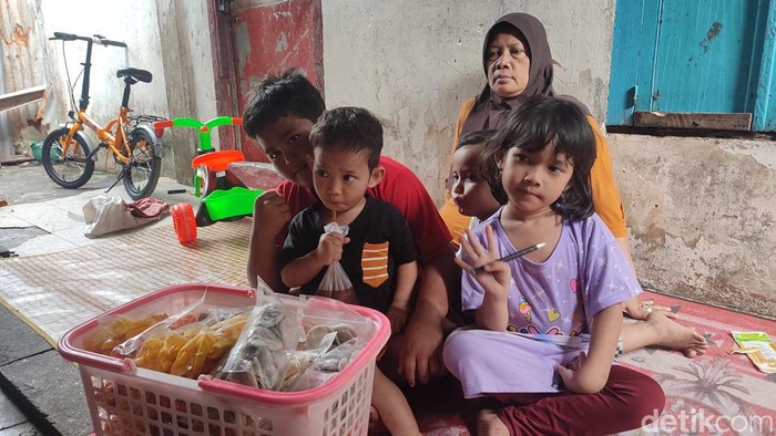 Potret M Rizky Aditya, bocah 11 tahun yang menghidupi 3 adiknya di Palembang.