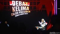 Debat dibuka dengan masing-masing capres menyampaikan visi-misinya terkait tema debat kelima malam ini.