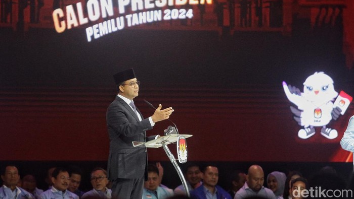 KPU RI menggelar debat kelima atau debat pamungkas Pilpres 2024 malam ini. Pada segmen awal, para capres menjawab pertanyaan dari panelis. Debat terakhir ini digelar di Jakarta Convention Center (JCC), Jakarta Pusat, Minggu (4/2/2024).