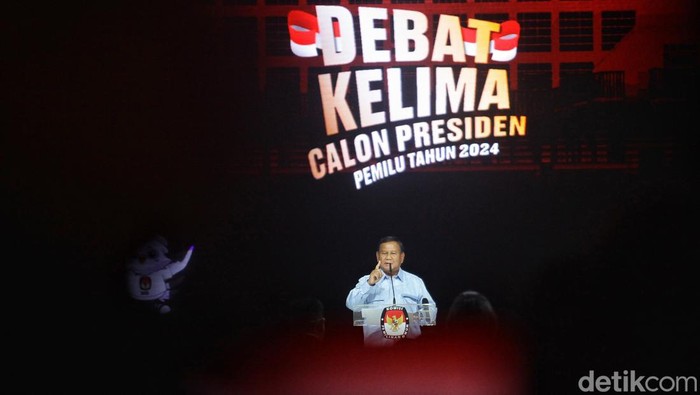 KPU RI menggelar debat kelima atau debat pamungkas Pilpres 2024 malam ini. Pada segmen awal, para capres menjawab pertanyaan dari panelis. Debat terakhir ini digelar di Jakarta Convention Center (JCC), Jakarta Pusat, Minggu (4/2/2024).