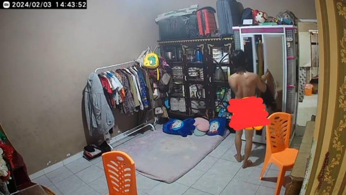Pria telanjang membuka lemari pakaian di rumah warga terekam CCTV di Mamuju, Sulbar.
