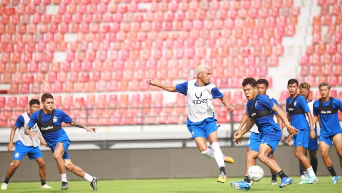 Skuad PSIS Semarang saat melakukan uji lapangan di Stadion I Wayan Dipta, Bali, Minggu (4/2/2024).