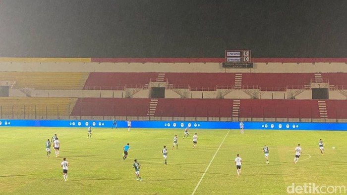 Pertandingan PSS Sleman vs Persikabo 1973 di Stadion Sultan Agung Bantul, Minggu (4/2/2024).