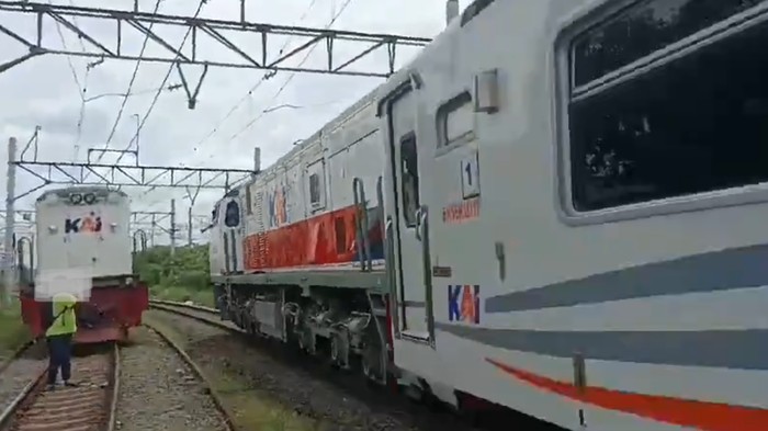 Railfans tertabrak kereta saat fokus membuat konten.