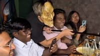 Pelayan yang mengenakan konstum dan topeng hantu juga bertingkah jenaka. Ada salah satu dari mereka yang mengganggu tamu saat sedang makan dengan cara yang unik. Foto: Instagram/haunted_restaurant