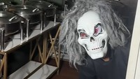 Sebelum mengambil makanan, para pengunjung harus menyiapkan mentalnya. Sosok hantu penjaga makanan ini harus dilewati terlebih dahulu. Foto: Instagram/haunted_restaurant