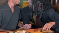 Banyak konten kreator lokal yang berlomba-lomba mendatangi restoran ini. Pengalaman dikejutkan hingga ketakutan justru yang paling dicari. Foto: Instagram/haunted_restaurant