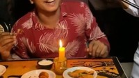 Salah satunya seperti konten kreator ini. Saat ia sedang makan, ada setan dan iblis yang bertengkar di sekelilingnya. Foto: Instagram/haunted_restaurant