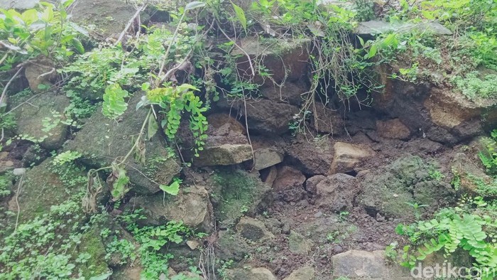 Retakan tebing talut perbatasan Kabupaten Klaten dan Gunungkidul di Desa Ngandong, pada Minggu (4/2/2024).