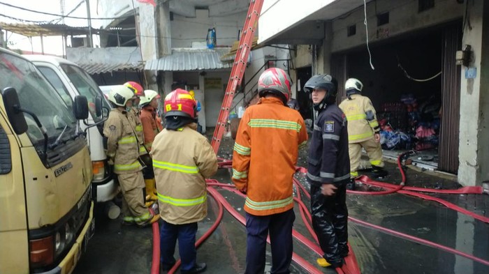 Ruko di Pasar Kapasan yang terbakar berhasil dipadamkan