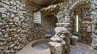 Tak hanya ramah lingkungan, rumah ini juga menawarkan sebuah karya arsitektur yang luar biasa dan penuh sejarah.